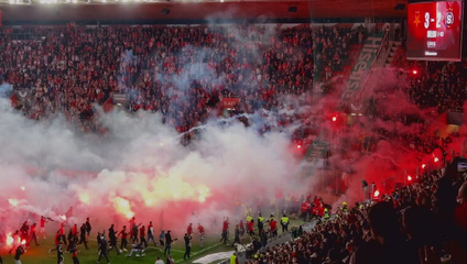 Pražské derby prerušili po útoku na hráčov Sparty, polícia rieši výtržníctvo
