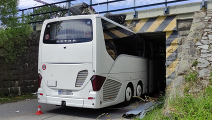 Autobus s turistami uviazol pod viaduktom. Pri nehode prišiel o strechu