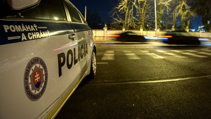 Čelnú zrážku dvoch áut neprežil 51-ročný vodič, ktorý prešiel do protismeru