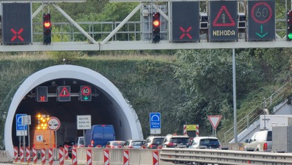 Nehoda skomplikovala dopravu v Bratislave. Tunel Sitina uzavreli
