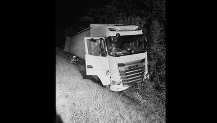 Kamión zišiel z cesty do priekopy, vodiča napriek oživovaniu nezachránili