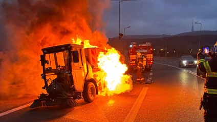 Dúbravkou sa ozývali sirény. Oheň zachvátil zametacie vozidlo