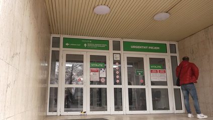 V nemocnici v Humennom našli skrytú kameru na toaletách, páchateľ sa pri jej inštalácii natočil