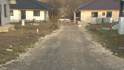 Obyvatelia dedinky čakajú na príjazdovú cestu. Developer sľubuje termíny