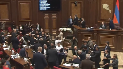Arménsky parlament sa zmenil na ring. Poslanci sa pobili priamo pred kamerami