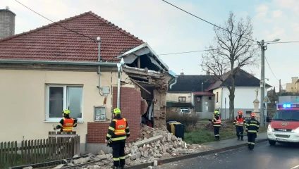 Zle zabrzdený autobus s cestujúcimi narazil do rodinného domu