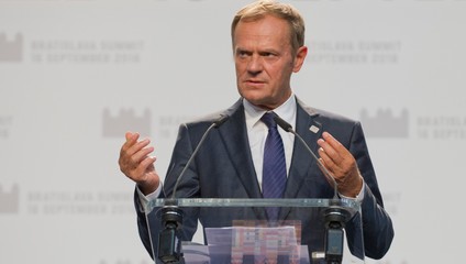 Poľský premiér Tusk ostro kritizuje stretnutie Nawrockého s Orbánom