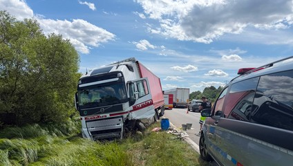 Nehoda pri Krupine uzavrela hlavnú cestu. Zrazil sa kamión s dvomi autami