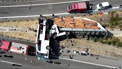 VIDEO: Po tragickej zrážke autobusu s kamiónom sú desiatky obetí a zranených