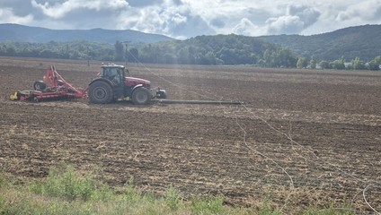 Traktorista narazil do elektrického stĺpu. Vedenie spadlo na cestu a zastavilo dopravu