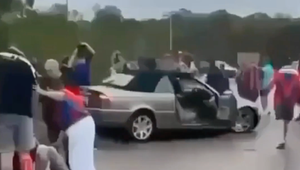 Auto vrazilo do davu ragbyových fanúšikov. Medzi zranenými sú aj deti