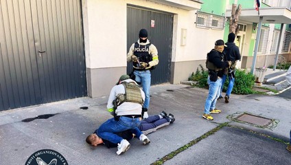 Polícia obvinila ďalšieho muža z prevádzačstva. Hrozí až desať rokov väzenia