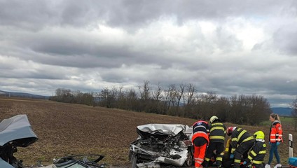 Pri čelnej zrážke sa zranili štyria ľudia. Ťažko zraneného vodiča previezol vrtuľník