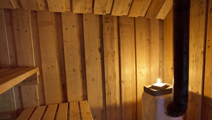 Polícia rieši záhadnú smrť muža a ženy. Ich telá našli v privátnej saune