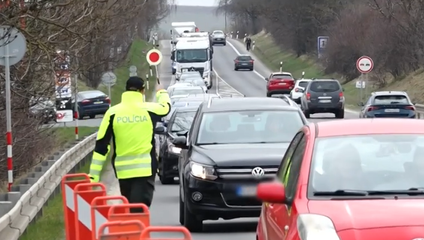 Na frekventovanom moste pravidelne zastavujú dopravu, kontrolujú jeho nosnosť