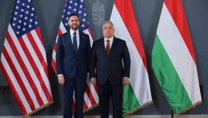 Odborník: USA zasahujú do volieb v Maďarsku. Pomôže návšteva Vancea Orbánovi?