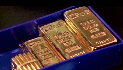 Dolár padá, zlato žiari. Trhy reagujú na neistotu v USA