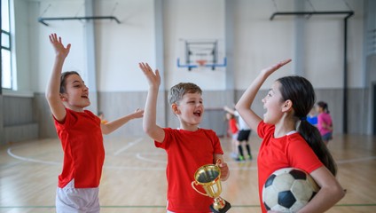 Takmer 2,5 milióna hlasov pre budúcnosť detí: Zákazníci Tesca rozhodli o podpore projektov pre mladých