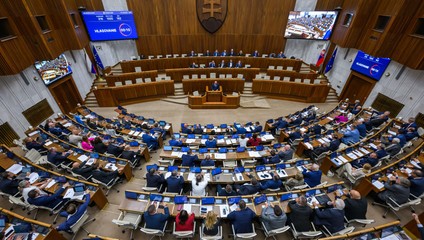 Poslanci prelomili veto prezidenta. ÚOO sa ruší