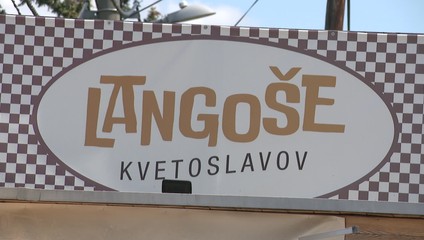 Predajca langošov dostal pokutu 1500 eur za chýbajúcu diakritiku. Finančná správa sa bráni