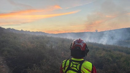 FOTO: Les pri Trstíne pohltili plamene. Na pomoc povolali aj vrtuľník