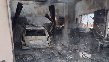 Požiar v Beluši zničil prístrešok aj garáž s autom. Škody dosiahli 100-tisíc eur