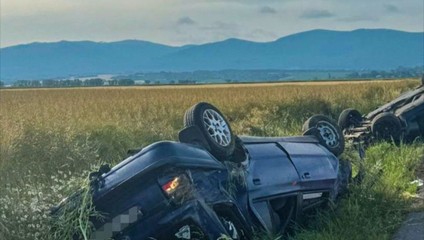 Pri Sečovciach sa zrazili dve autá. Obe skončili prevrátené na streche