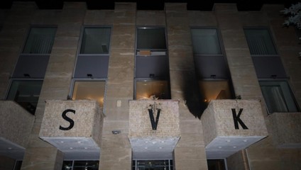 Na Ruský dom v Prahe hodil páchateľ šesť zápalných fliaš, niektoré vybuchli