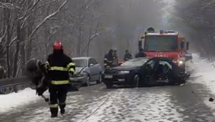 Pri hromadnej nehode sa zranili tri osoby vrátane dieťaťa. Po náraze odtrhlo zadnú nápravu auta