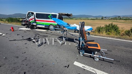 Vážna nehoda sanitky na strednom Slovensku: Po zrážke s autom sa zranili štyria ľudia