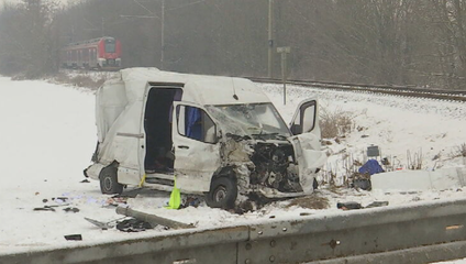 Dodávka skončila pod násypom po zrážke s vlakom. Vodiča previezli do nemocnice