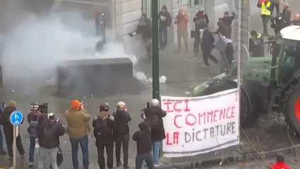 Kým spor o financovanie Ukrajiny paralyzuje samit, Brusel zaplavili protesty farmárov