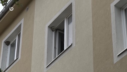 Vyše 40-ročný muž vypadol z tretieho poschodia, prežil so zraneniami