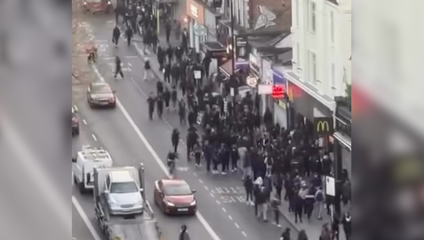 Veľkonočný chaos v Británii: Tínedžeri využili sviatky k rabovaniu a bitkám, rolu zohrali sociálne siete