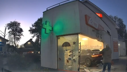 Porsche vletelo do lekárne. Vo vnútri boli ľudia