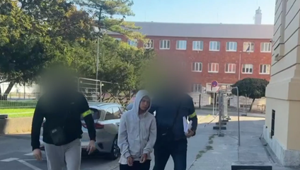VIDEO: Mladíka (18), ktorý sa so sekerou vyhrážal žiakom pred školou, vzali do väzby