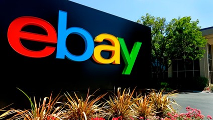 Dostali balík so švábmi a krvavou maskou: eBay páru musí zaplatiť 50 miliónov dolárov za šikanu