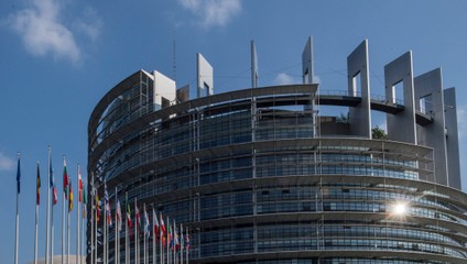 Razie v kanceláriách Patriotov v Európskom parlamente: Vyšetrujú sa podozrenia zo sprenevery miliónov