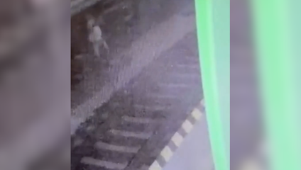 VIDEO: Stačil jeden krok do koľajiska. Muža na stanici v Trenčíne zrazil rušeň