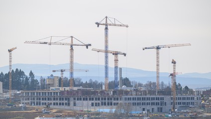 Firmy, ktoré stavajú novú nemocnicu v Prešove, chcú projekt dokončiť. Jedného z členov konzorcia už vylúčili