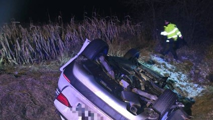 Čelná zrážka dvoch áut: Zranených sedem ľudí, medzi nimi tri deti