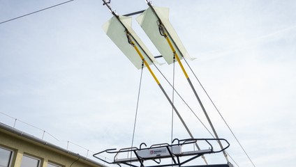 Trolejbus frontálne narazil do supermarketu, zahynul jeden človek