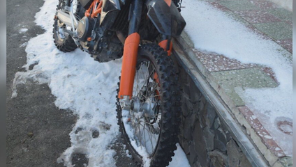 Nabúral, nafúkal a nemal vodičák. Motocyklistu od jazdy neodradilo ani počasie