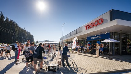 Tesco už 30 rokov mení slovenský maloobchod: Od prvého hypermarketu až po digitálne služby