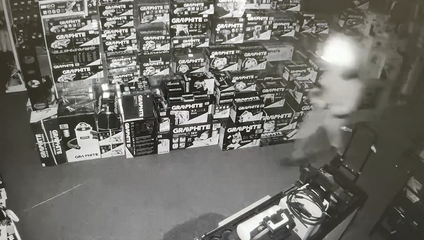 Zlodeji vykradli predajňu s motorovými pílami v Pezinku, škoda presiahla 20-tisíc eur