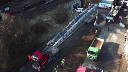 Takmer 35-metrové nosníky nového mosta prevážali cez centrum Banskej Bystrice