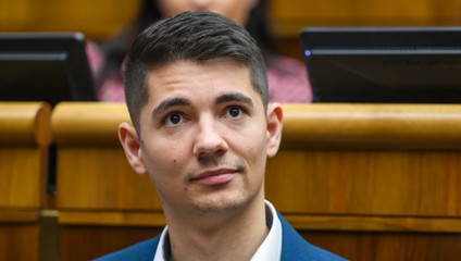 Erik Kaliňák sa má opäť stretnúť s Andrewom Tateom. Opozičné poslankyne reagujú na situáciu