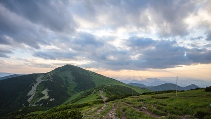 Pod Veľkým Kriváňom skolaboval 46-ročný turista. Napriek snahe záchranárov zomrel