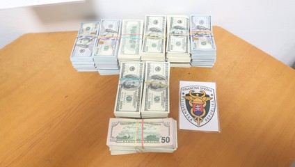 Colníci neverili vlastným očiam. V palubnej doske našli takmer pol milióna