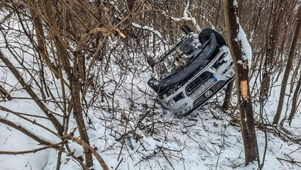 Na ceste I/79 sa prevrátilo auto. Sedeli v ňom tehotná žena aj trojročné dieťa
